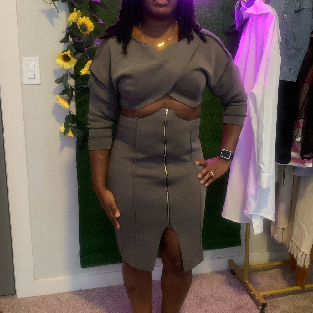 2pc skirt set. Crop top with zippered skirt